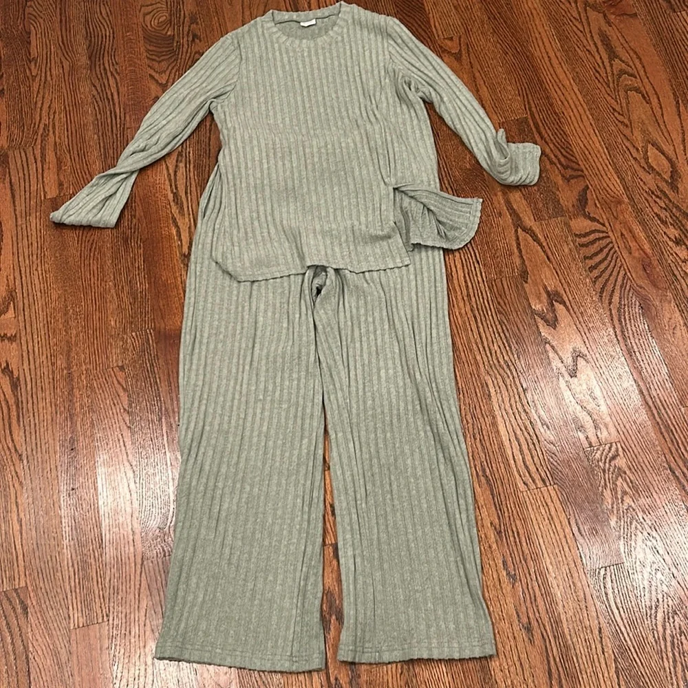 Lounge Wear Set - Picture 1 of 4